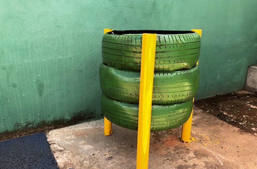 Prefeitura reaproveita pneus usados para confecção de lixeiras públicas 